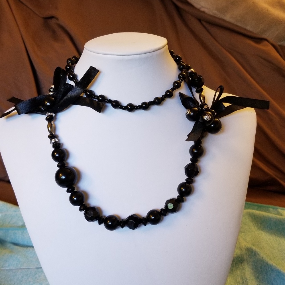 NWT Handmade Acrylic Black Necklace Bows 32"